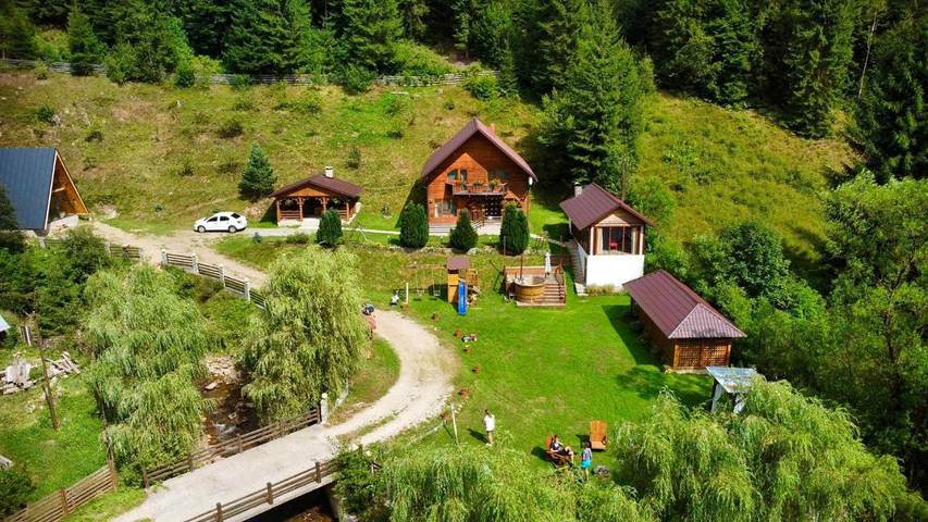 Location de vacances pour 8 personnes, avec jacuzzi ainsi que balcon et jardin à Alba (Romania)
