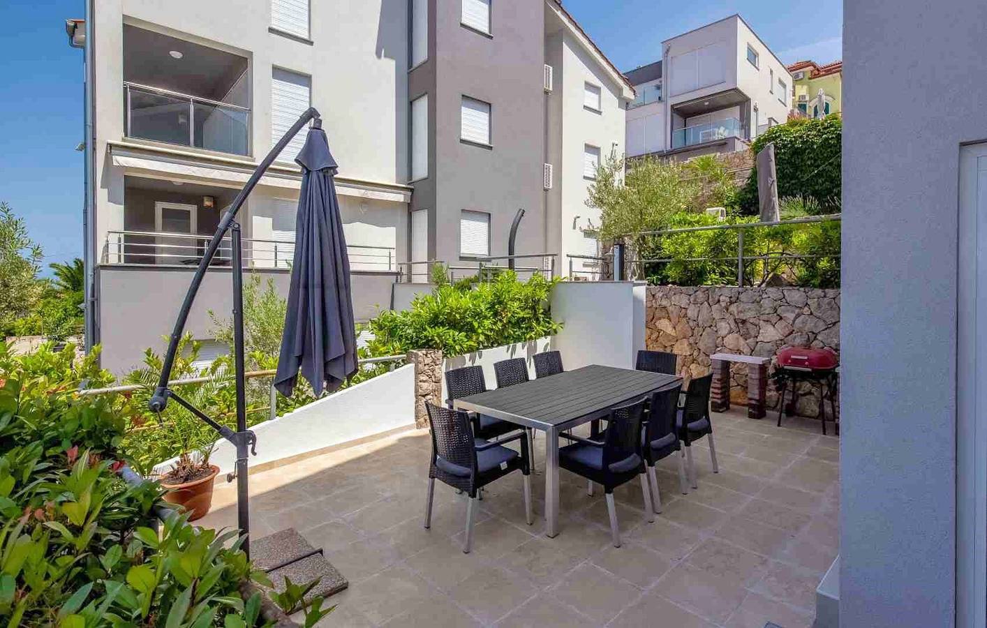 Ganze Wohnung, Stilvolle Ferienwohnung Sunflair mit schönem Balkon auf Krk in Njivice, Krk