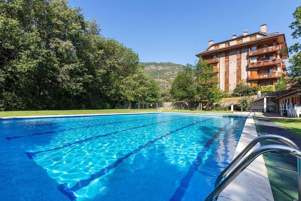Entire apartment, Cosy apartment for 6 people with pool, A/C, Wifi, Tv and parking in Sort, Catalan Pyrenees