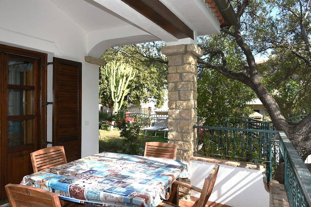 Apartamento entero, Villa Juniper, only 240mt from the sandy beach! in Tancau sul Mare, Lotzorai