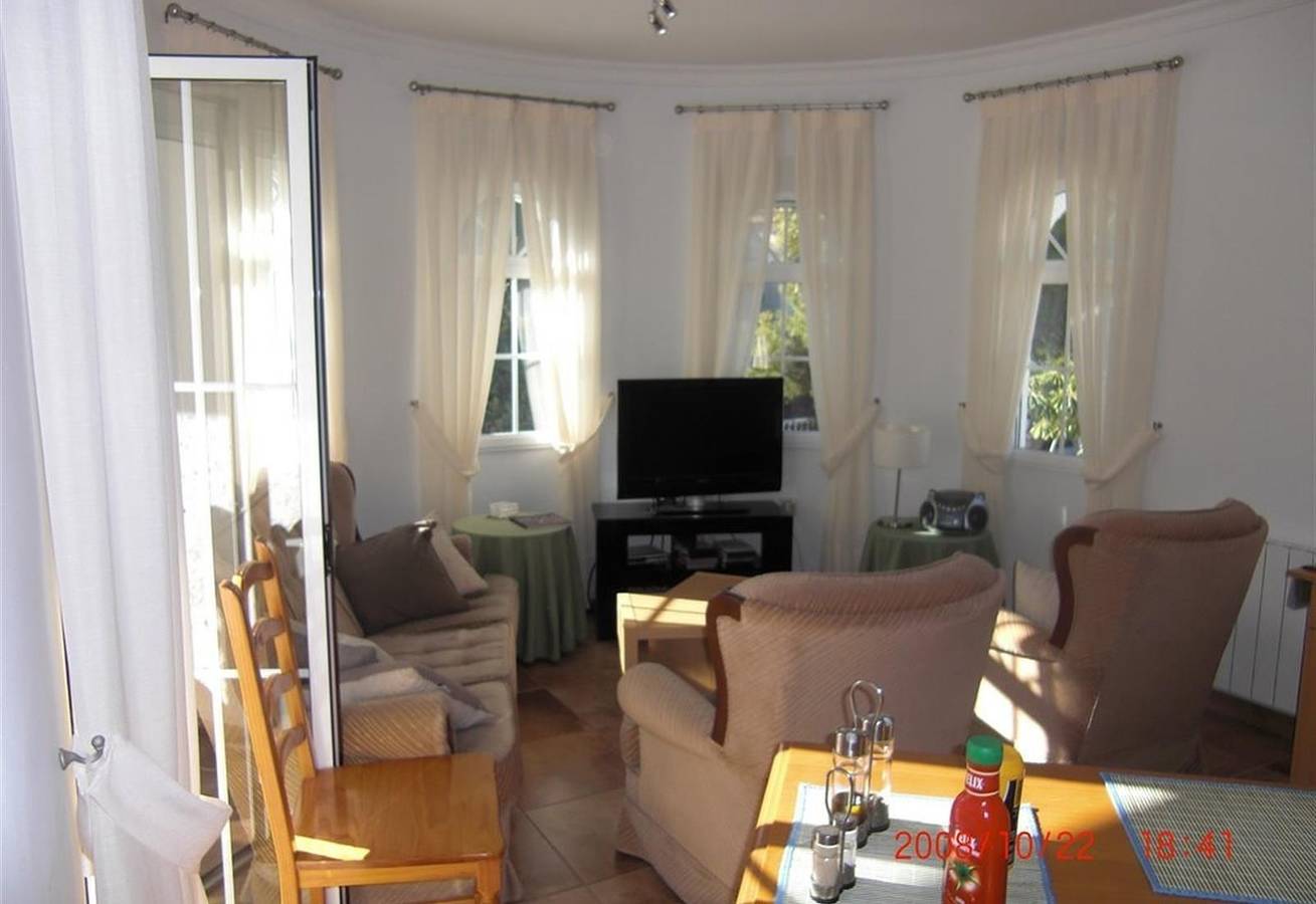 Entire apartment, 2 bedroomed Apartment in Villa with Pool, Garden & Wi-Fi in La Zenia Centre, Orihuela