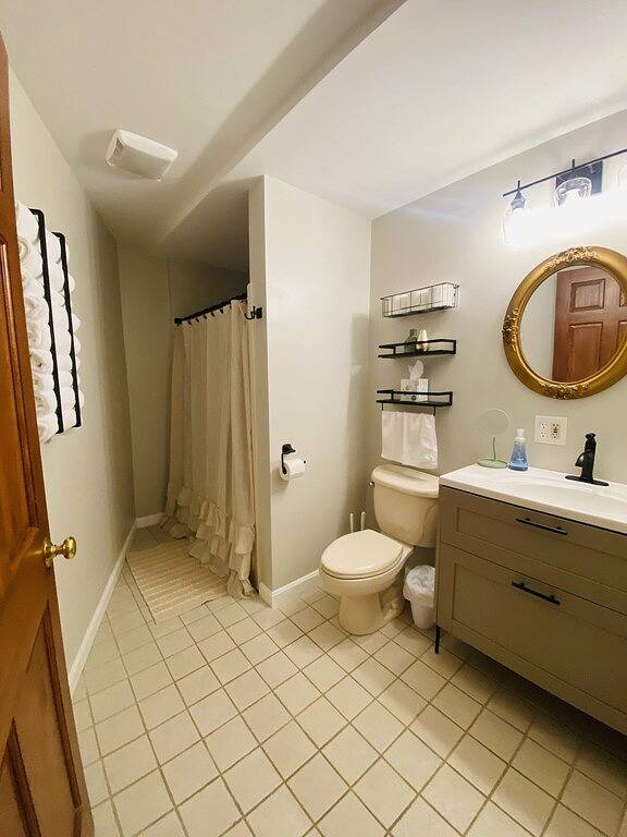 Spacious Custom 5 Bed Home Minutes to Mt.Sunapee! Garage, Hot Tub, Game Room! in Newbury (NH), Lake Sunapee