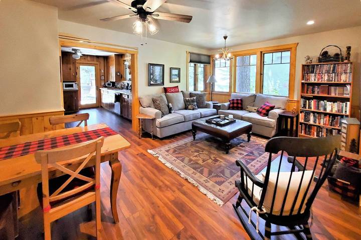 Vacation rental for 8 people, with pool and balcony as well as hot tub and yard in Kings Beach