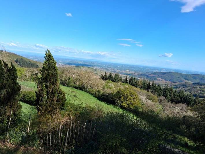 Location de vacances pour 8 personnes, avec Terrasse ainsi que Jardin et Vue à Cenves