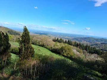 Gîte pour 8 personnes, avec vue ainsi que jardin et terrasse à Cenves