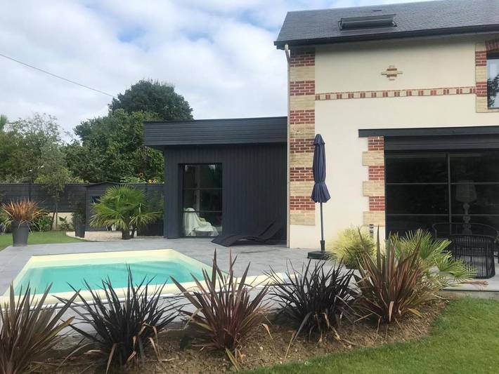 Location de vacances pour 8 personnes, avec Terrasse ainsi que Jardin et Piscine à Coulaines