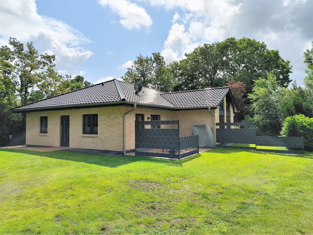 Ganze Ferienwohnung, Ferienhof Jensen: für kleine und große Gäste - Bungalow - Buchenblick in Großenwiehe, Eider-Treene-Sorge