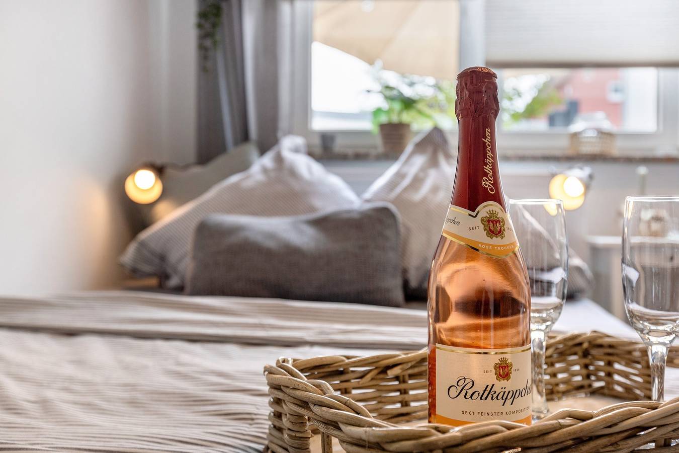 Ganze Wohnung, Ferienwohnung 'Am Hohentwiel' mit Bergblick, privater Terrasse und Wlan in Singen, Hegau