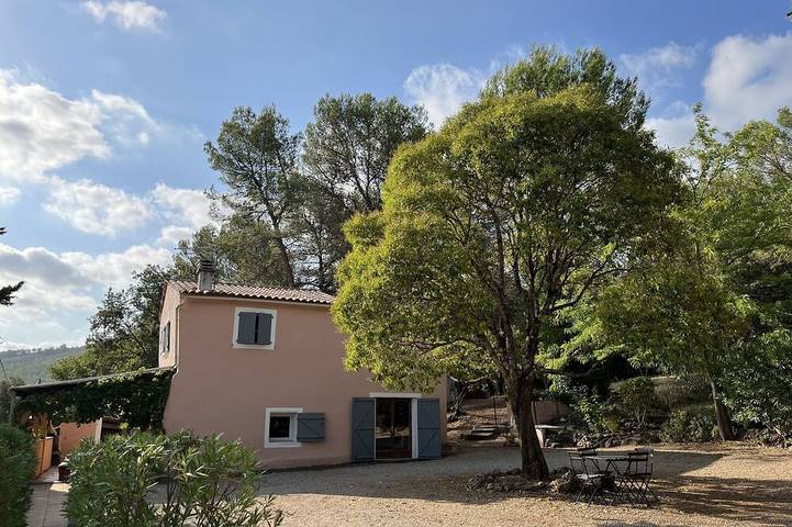Location de vacances pour 10 personnes, avec balcon et jardin à Carcès