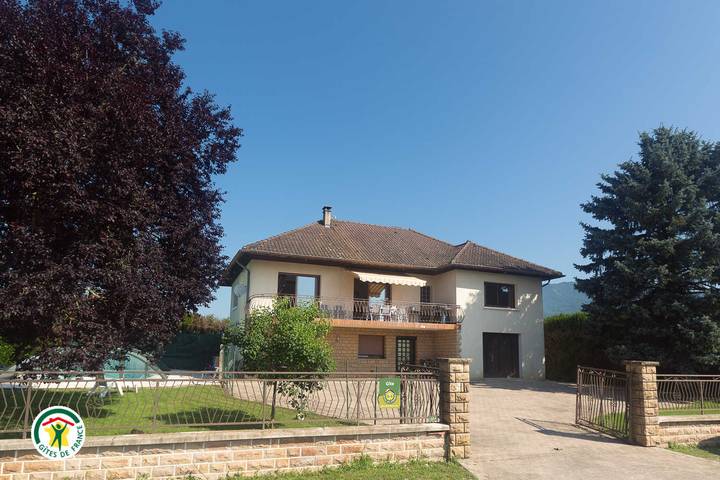 Gîte pour 6 personnes, avec Terrasse ainsi que Jardin et Piscine dans Izieu