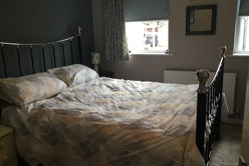 Cosy 2 bedroom cottage. Parking and sunny garden. 3 mins from beautiful harbour. in Porthleven, Cornwall