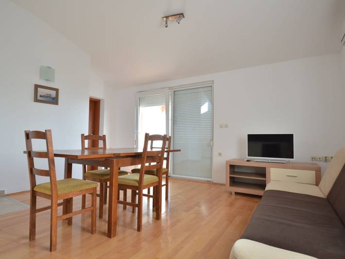Villa für 8 Personen, mit Balkon/Terrasse und Balkon sowie Terrasse und Pool in Jasenice - 4