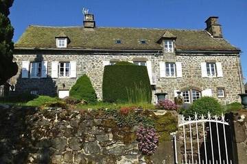 Gîte pour 8 personnes, avec jacuzzi ainsi que jardin et sauna à Salers (Cantal)