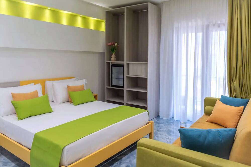 Entire apartment, Room 'Elegante Camera Familiare' with Mountain View, Wi-Fi and Air Conditioning in Ercolano, Vesuvio National Park