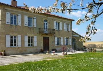 Gîte pour 10 personnes, avec terrasse ainsi que jardin et piscine à Vic-Fezensac