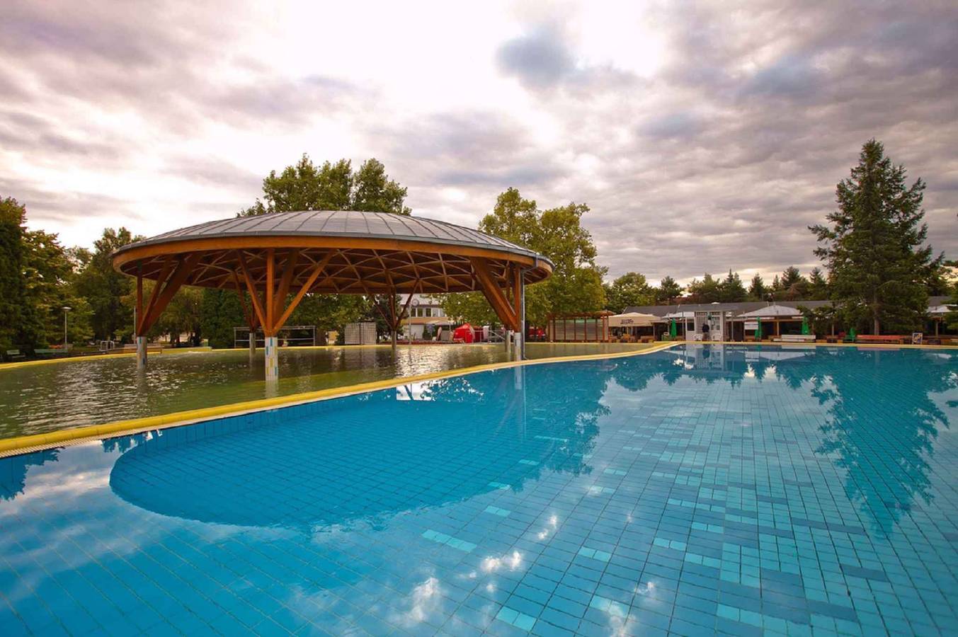 Ganze Ferienwohnung, Ferienwohnung mit Gartenpavillon und Grill in Bük, Komitat Eisenburg