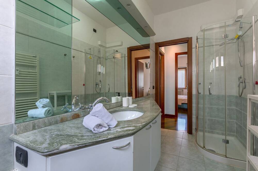 Ganze Wohnung, Guesthost - Comfortable 80 sqm apartment that can accommodate up to 7 people located on the third floor of a building without a lift.The property is located in the center of Ferrara just outside the eastern walls, a few steps from Corso della Giovecca.Th in Ferrara, Ferrara Provinz