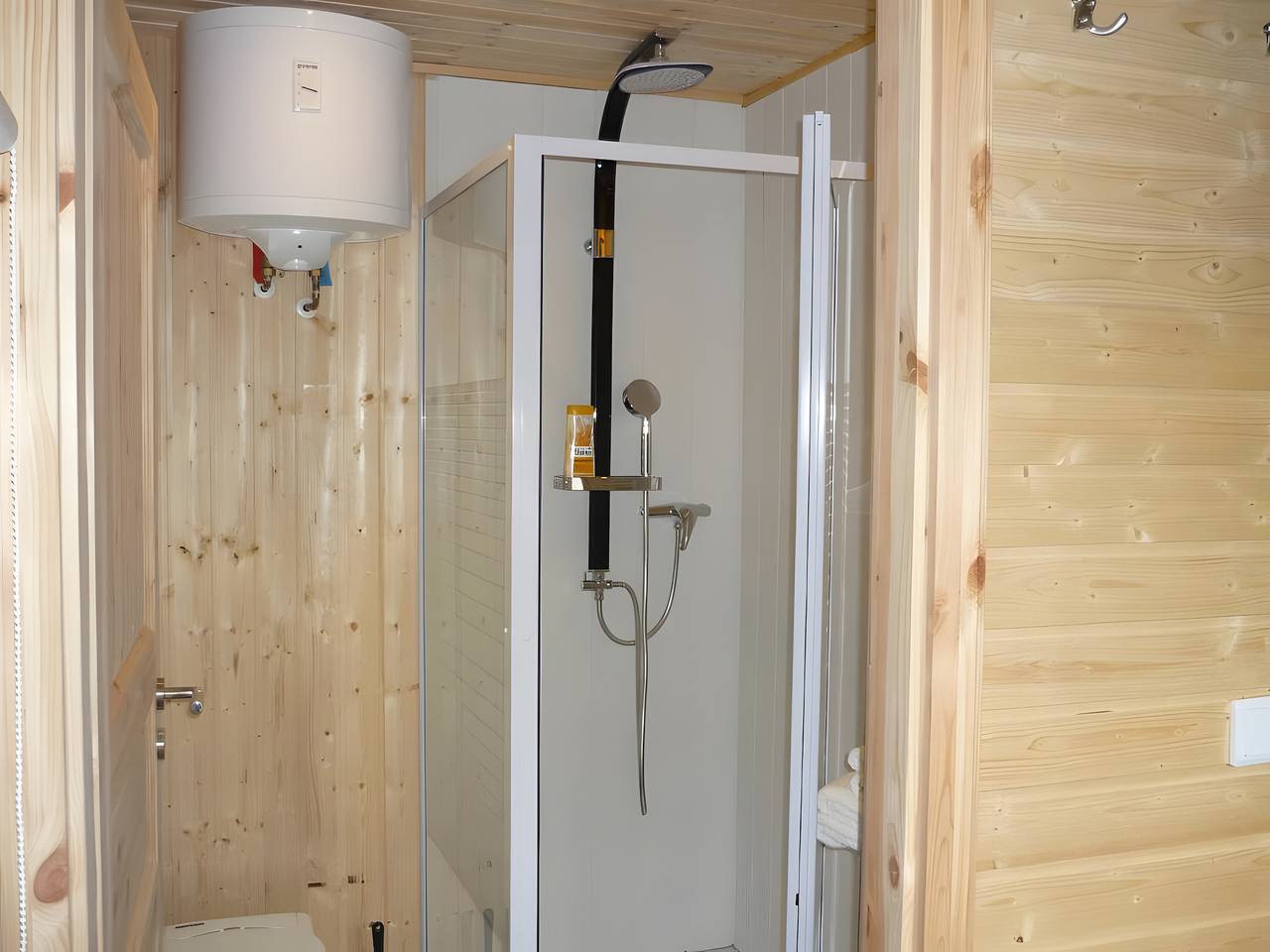 Ganze Ferienwohnung, Tiny Home 'Am See' mit gemeinsamer Terrasse, gemeinsamem Garten und Wlan in Europa-Park, Rust