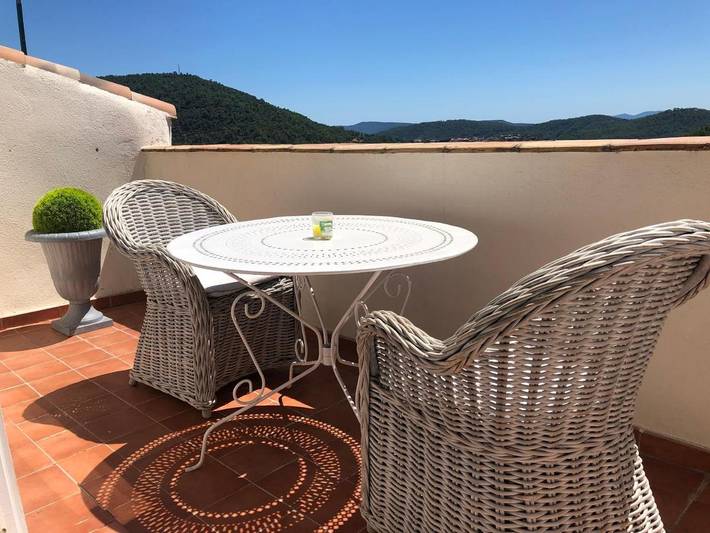 Ferieudlejning for 4 personer, med Balkon og Terrasse såvel som Have og Udsigt i Bargemon