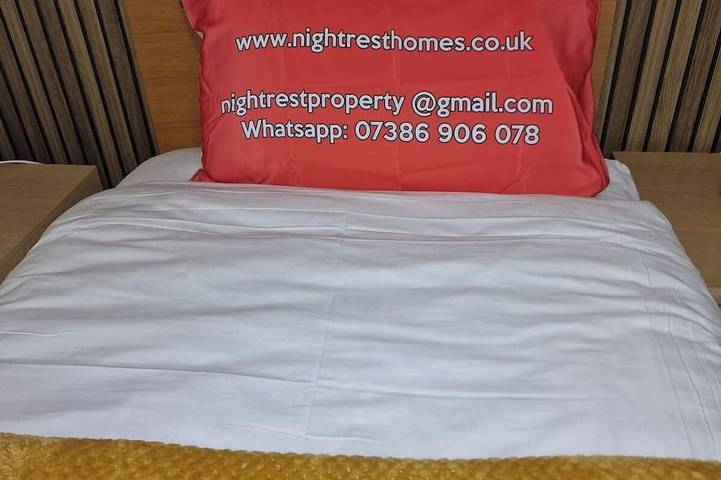 4 Bedroom 5 minute Luton Airport in Luton, Chiltern Hills