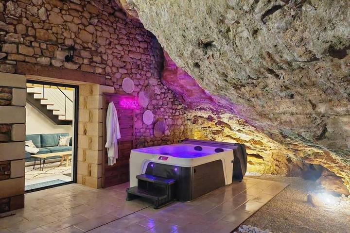 Location de vacances pour 4 personnes, avec jardin et jacuzzi à Milhac