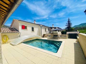 Gîte pour 4 personnes, avec jardin ainsi que piscine et vue, animaux acceptés dans Les Omergues
