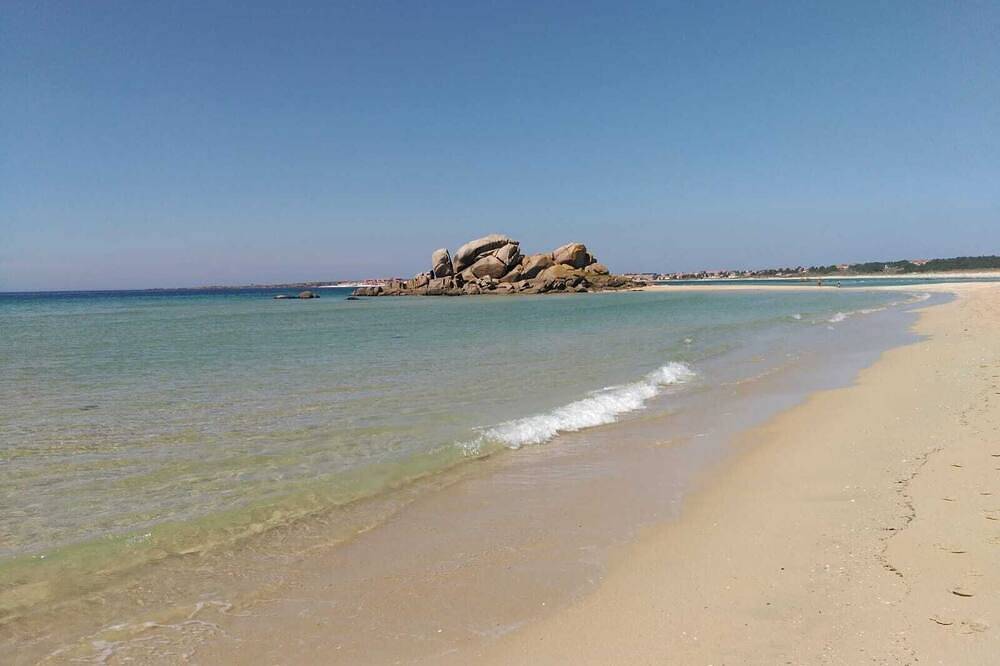 Apartamento entero, Apartamento nuevo a 40 metros de la playa, con vistas y próximo al Parque Natural Dunas de Corrubedo in Corrubedo, Riveira