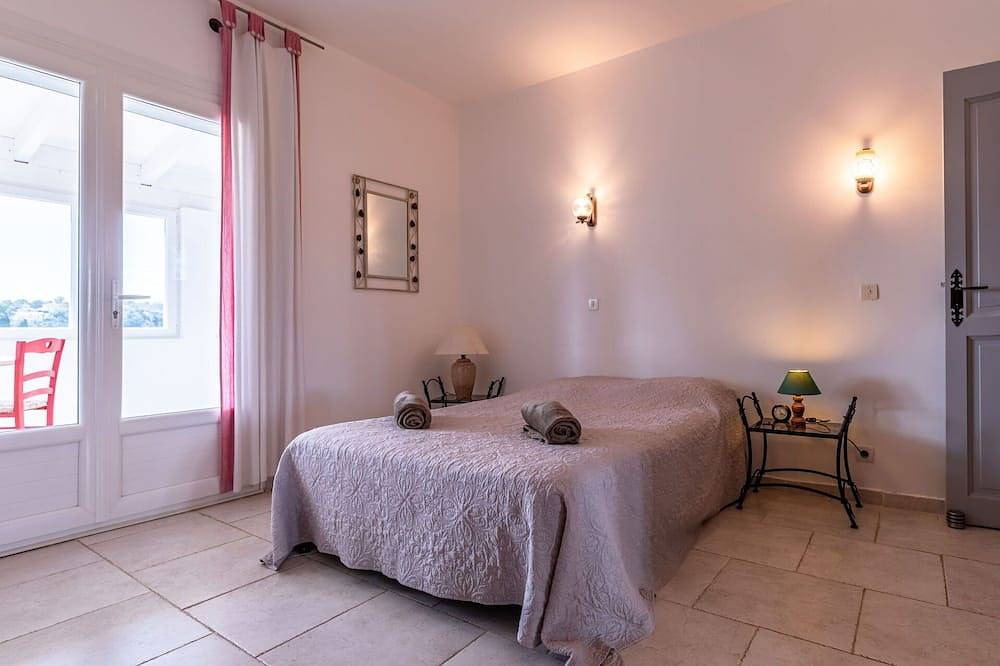 Villa indipendente con piscina privata, Tv, patio, animali ammessi, vista panoramica, parcheggio in Santa Lucia di Moriani, Corte e dintorni