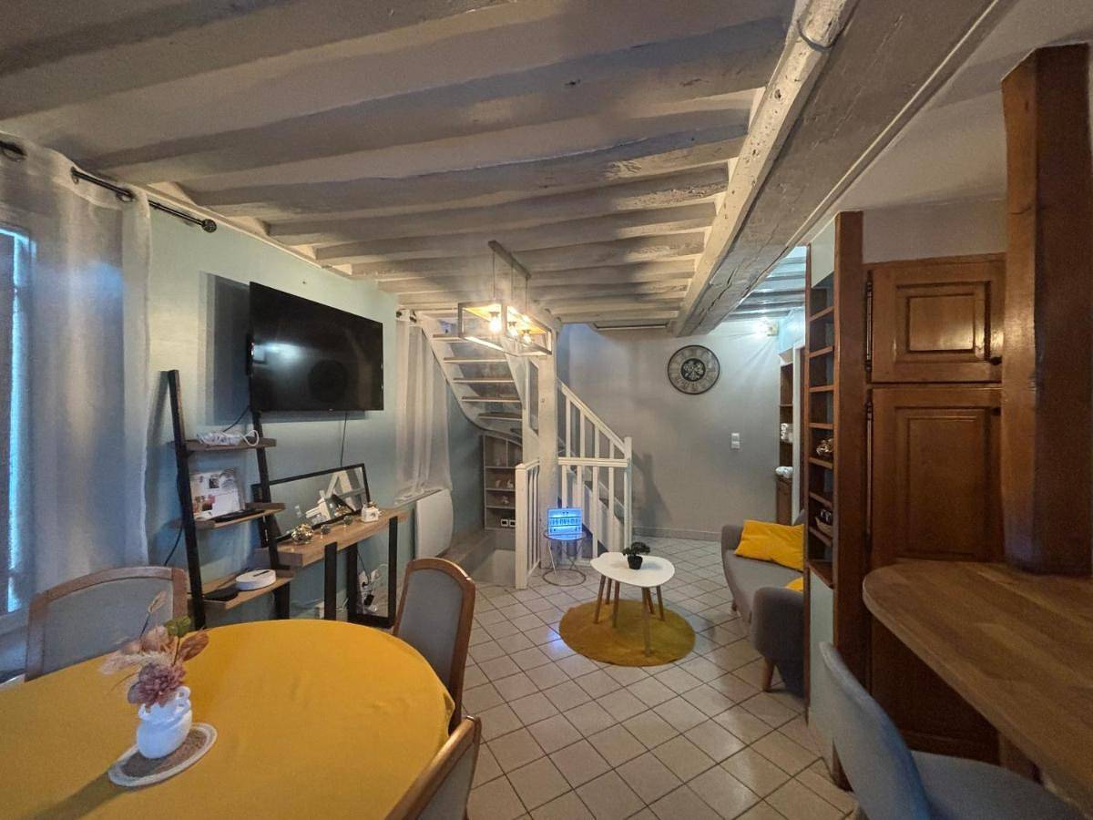 Appartement entier, One-Bedroom Apartment in Verneuil-en-Halatte, Oise