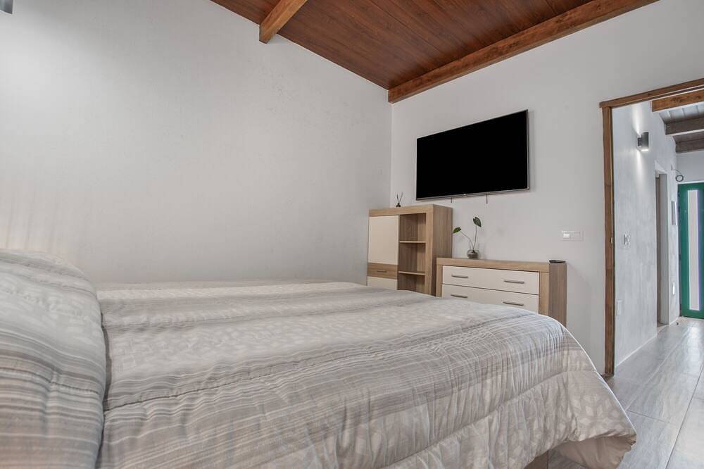 Entire apartment, Vacation Apartment 'El Refugio De Los Sueños' with Mountain View, Private Terrace and Wi-Fi in Uga, Yaiza