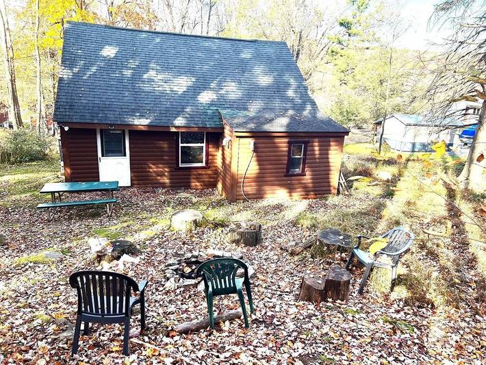 Log cabin for 8 people, with yard and hot tub as well as balcony in Deep Creek Lake