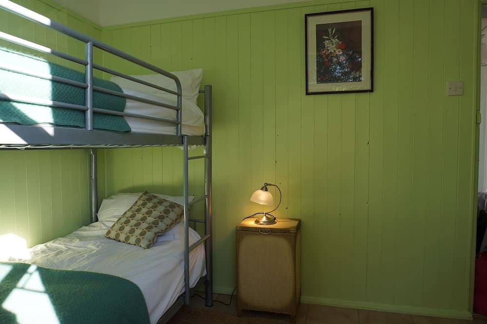 Brynsior, Chalet on the hill in Goodwick with stunning sea views in Goodwick, Pembrokeshire