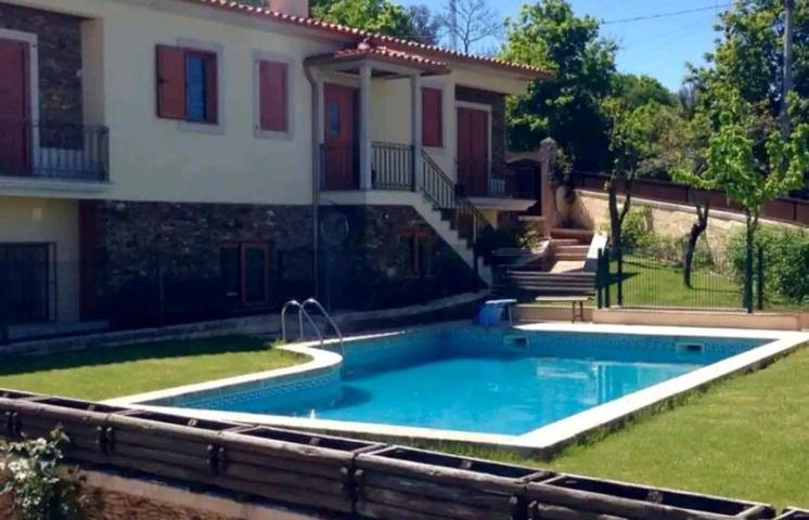 Location de vacances pour 9 personnes, avec Balcon et Terrasse ainsi que Jardin et Piscine dans Arco de Baúlhe