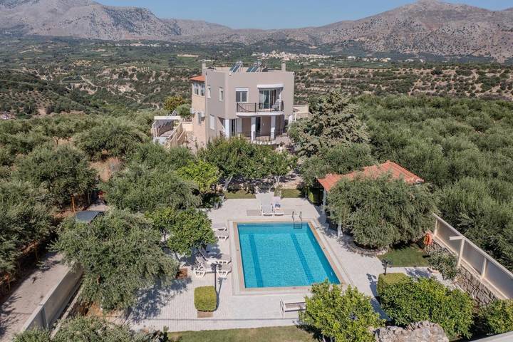 Villa for 12 people, with garden and pool, child-friendly in Crete