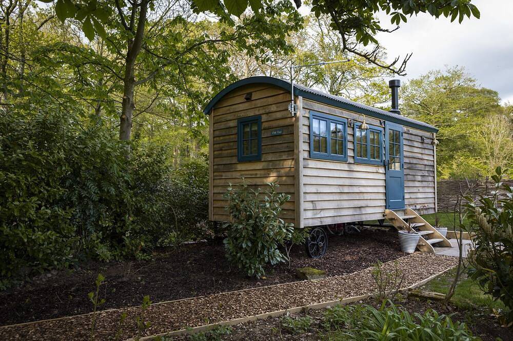 Oak Tree Shepherd's Hut Chatsworth Estate in Baslow and Bubnell, Derbyshire