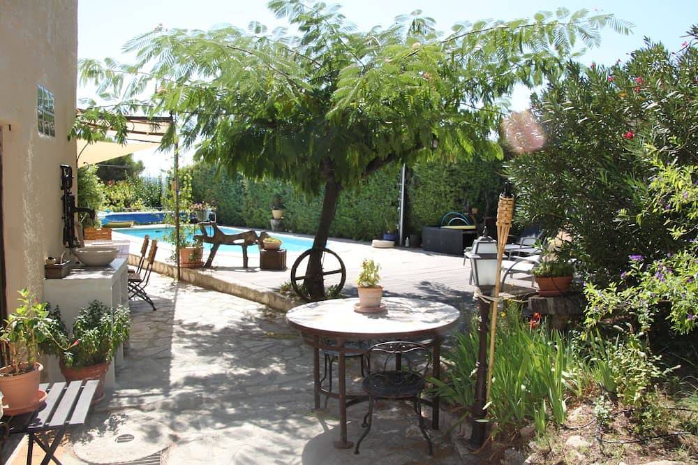 Villa Provençale with private pool (between Aix and Marseille) in Velaux, Region de Aix-en-Provence
