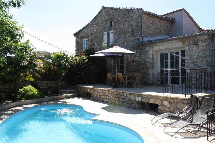 Appartement de vacances pour 4 personnes, avec vue ainsi que piscine et jardin, animaux acceptés