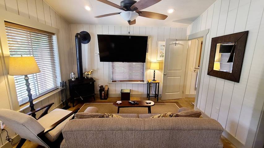 Log cabin for 7 people, with terrace and yard, with pets in Kentucky Lake