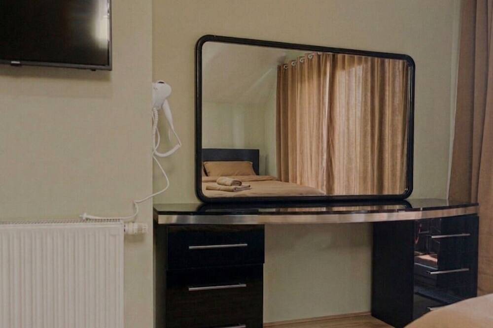 Comfy Room in Shared Villa w/ Free Parking in Floridsdorf, Wien