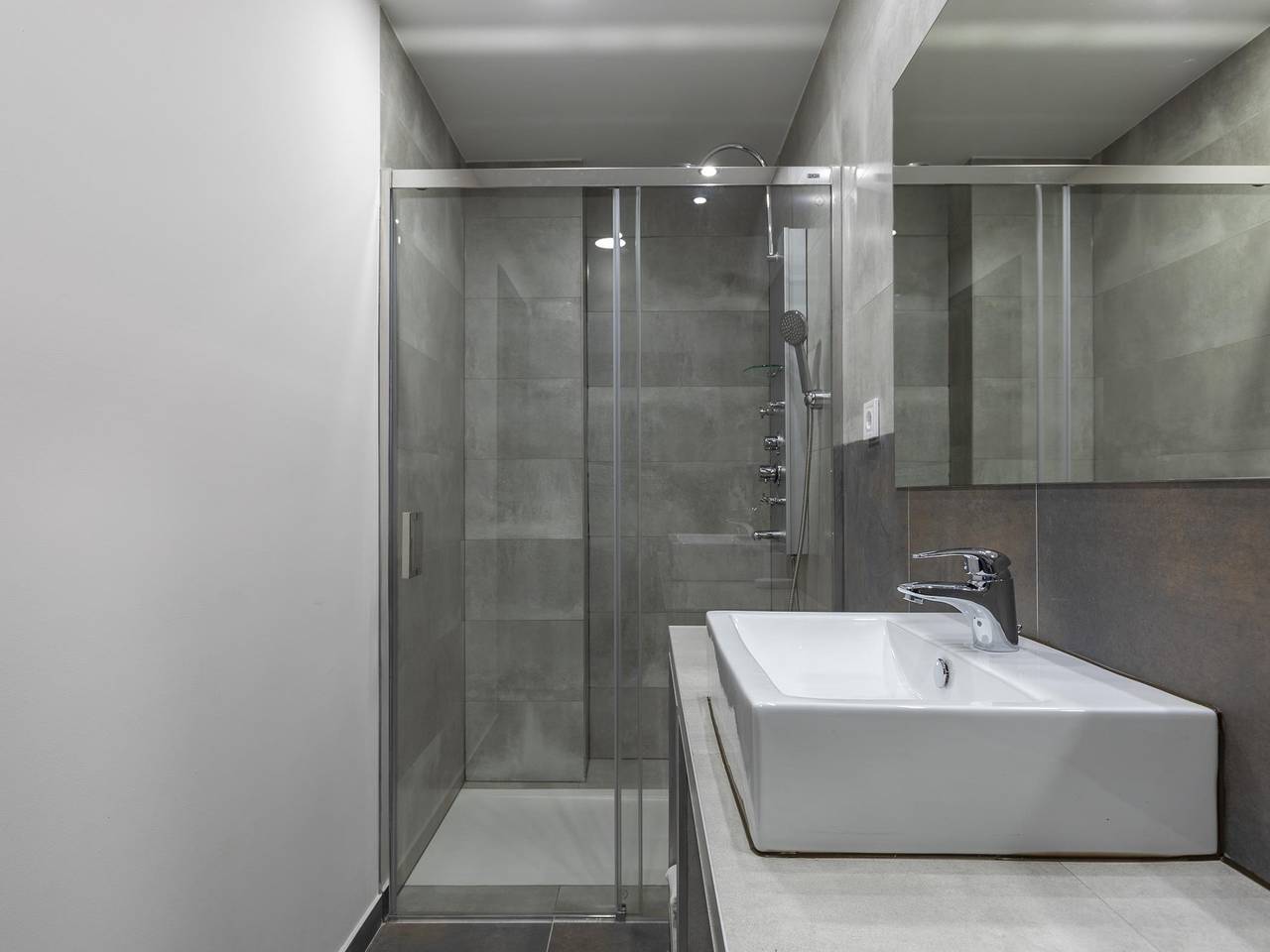 Entire vacation apartment, Homeabout Imperial Apartment Iv in Arganzuela, Madrid