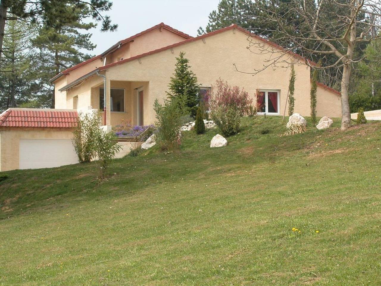 Geräumiges neues Haus zwischen Weinbergen und Wiesen, umzäunter Garten, Haustiere erlaubt, Parkplatz in Bévy, Dijon und Umgebung