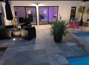 Gîte pour 2 personnes, avec terrasse ainsi que piscine et jacuzzi à Artigues-près-Bordeaux