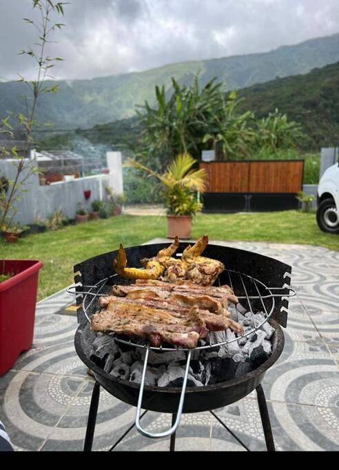 Gîte pour 2 personnes, avec terrasse ainsi que jardin et vue dans Les Makes - 3