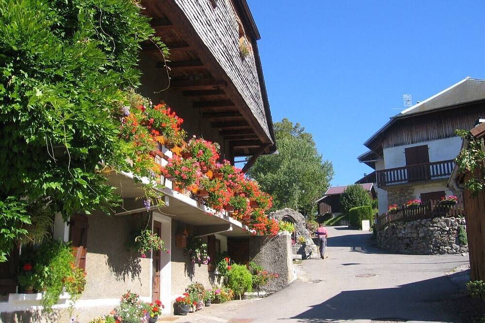 Entire apartment, Apartment for 6 persons with magnificant lake view. in Thollon-les-Mémises, Thonon-les-Bains region