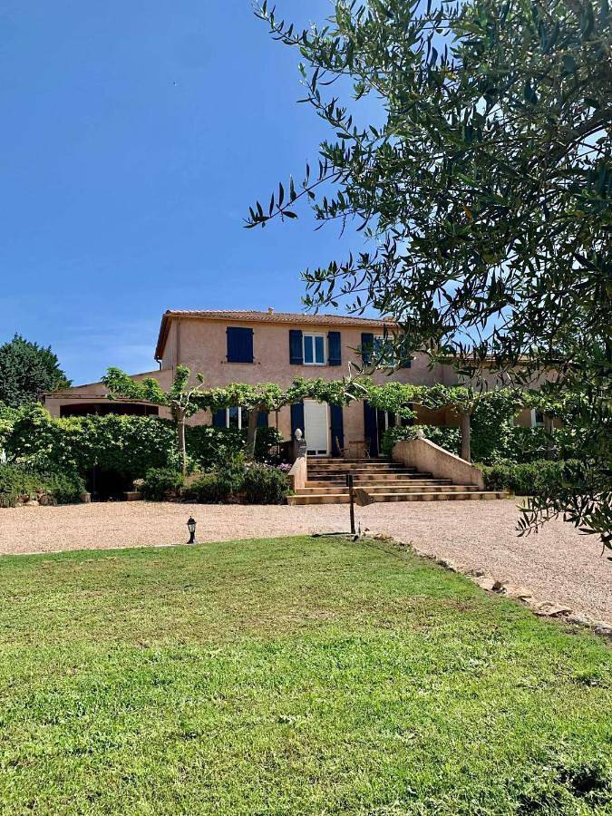 Location de vacances pour 10 personnes, avec vue ainsi que terrasse et piscine à Villecroze - 4