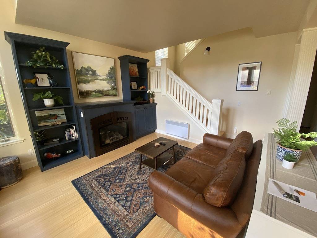 Luxurious Home w/Hot Tub, 5 minute walk to Town and Beach in Orcas Island