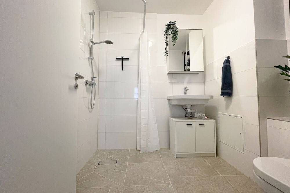 Ganze Wohnung, Zentrales Innenstadt-Studio mit Garage in Stuttgart-Mitte, Stuttgart