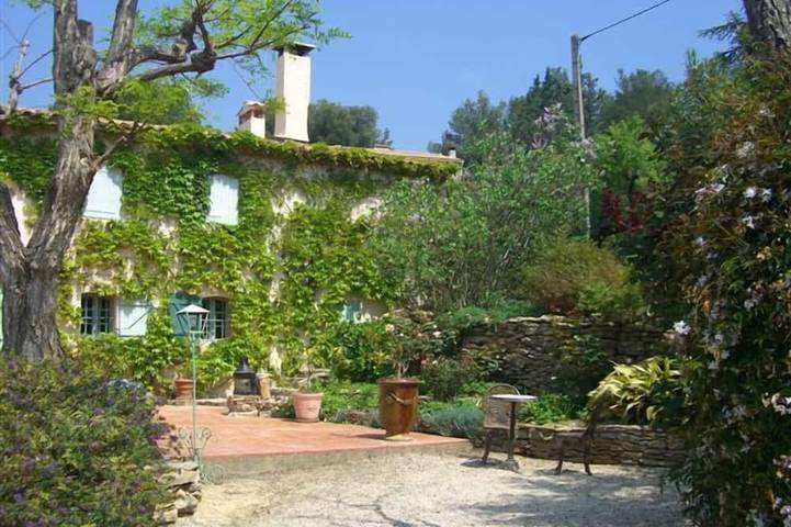 Ferme pour 10 personnes, avec Balcon et Jacuzzi ainsi que Terrasse et Jardin à la La Ciotat