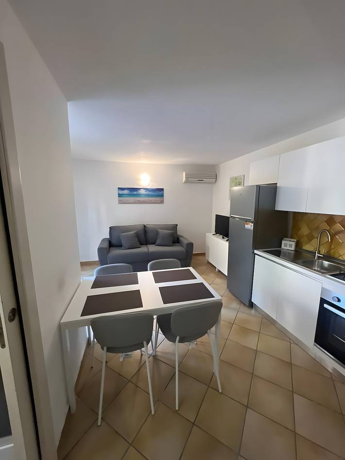 Maison de vacances "Résidence Orizzonti App N 3" avec terrasse privée et A/C in Quinta Spiaggia, Golfo Aranci