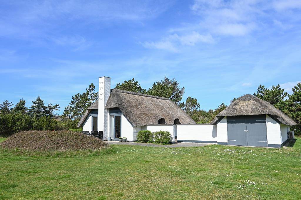 Hell und freundlich eingerichtetes Ferienhaus mit schönem, gut geschützem Innenhof in Ulfborg, Holstebro und Umgebung
